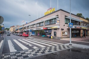Hotel llamado "Hotel Seurahovi", con un paso de peatones y una señal de estacionamiento.