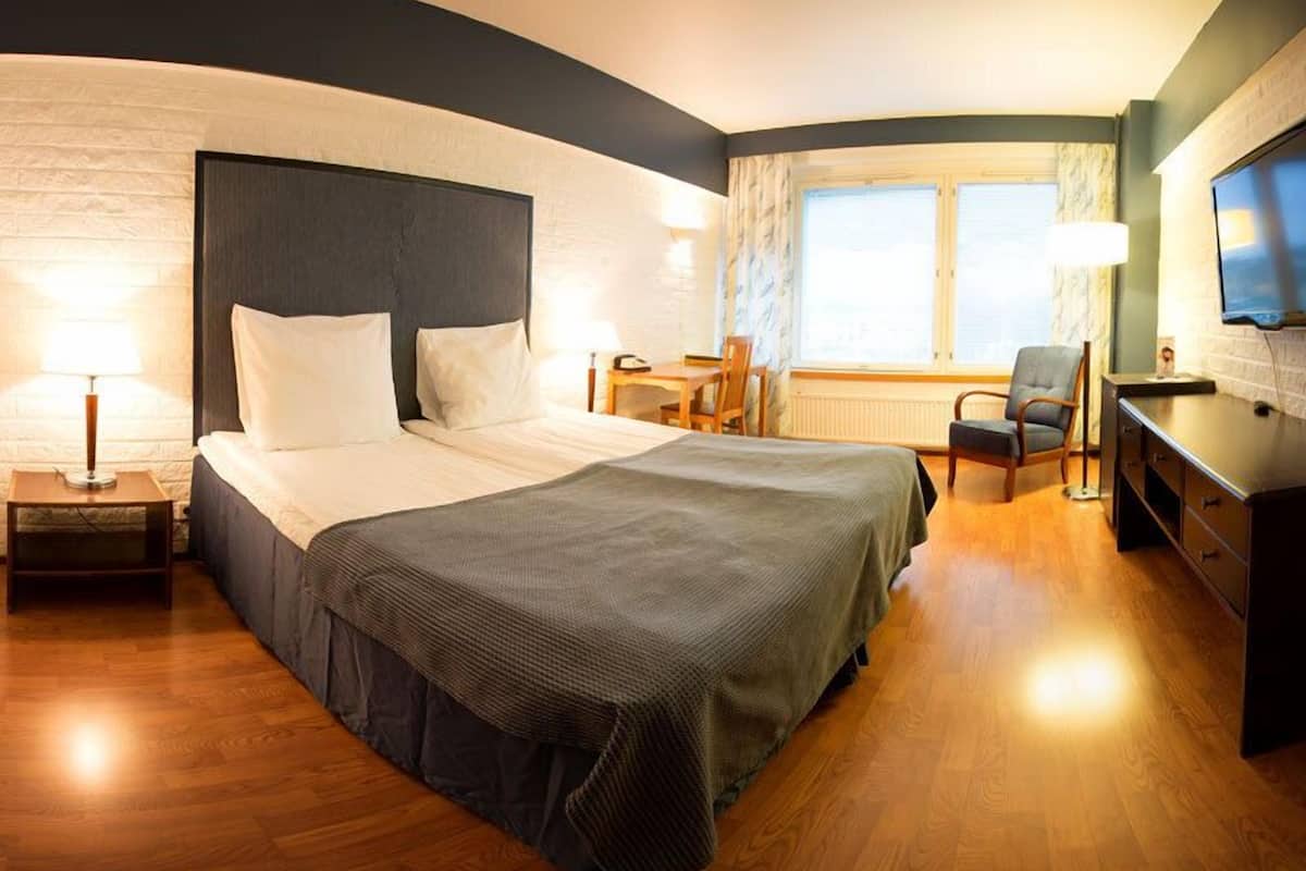 Zweibettzimmer | Minibar, Schreibtisch, kostenloses WLAN, Bettwäsche