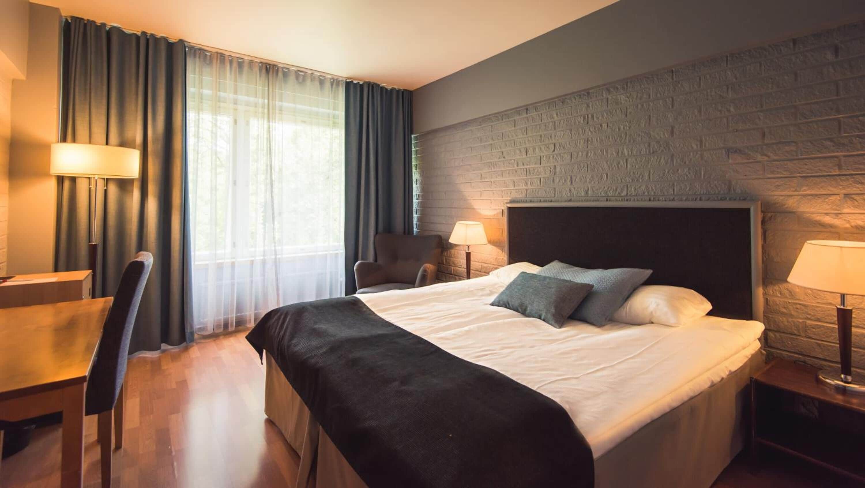 Een minibar, een bureau, gratis wifi, beddengoed