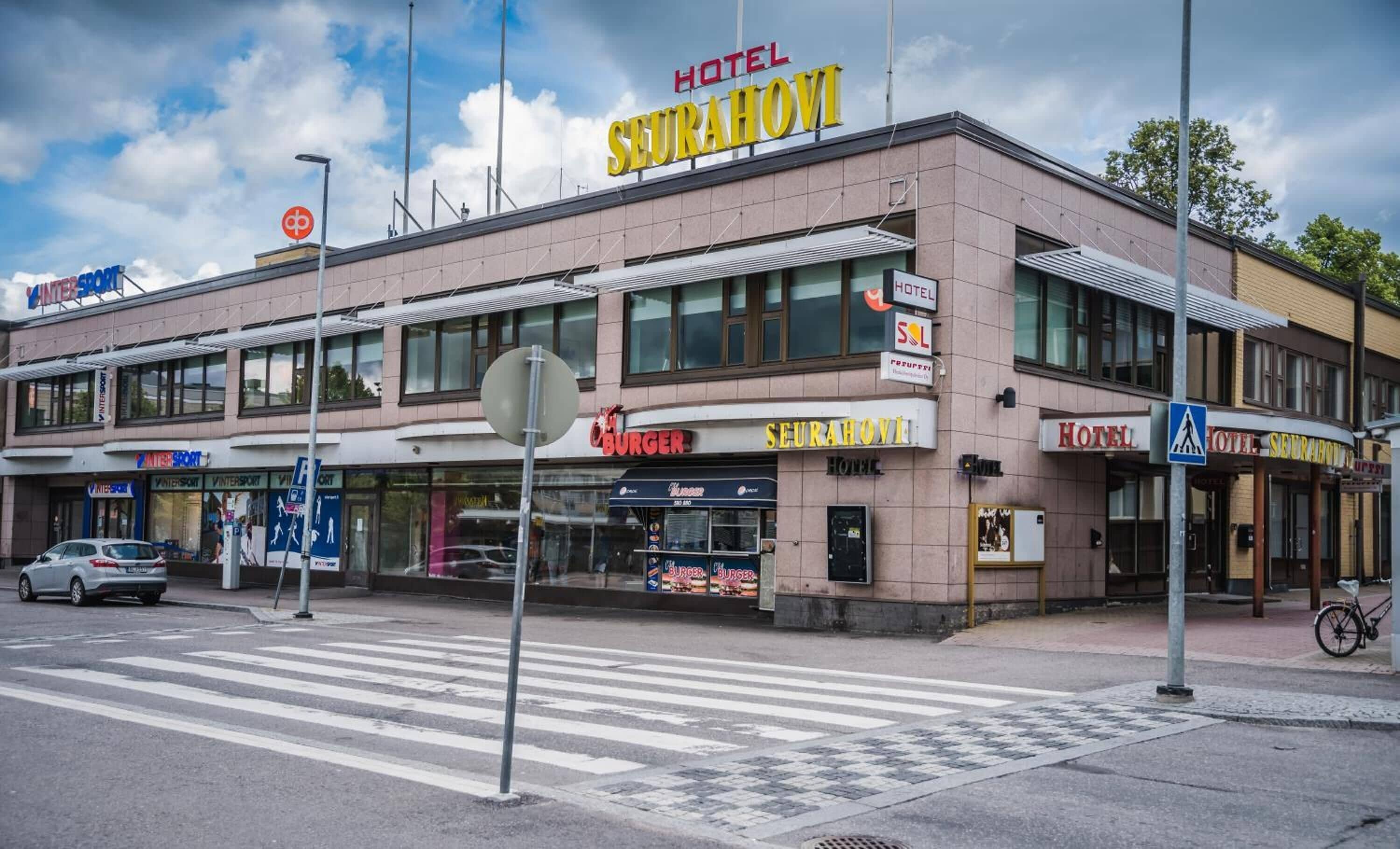 A hotel named "SEURAHOVI" with a Burger King and a sign indicating a pedestrian crossing.