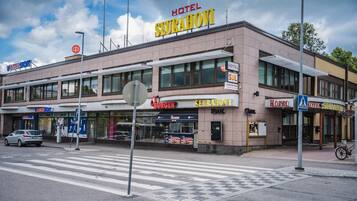 A hotel named "SEURAHOVI" with a Burger King and a sign indicating a pedestrian crossing.
