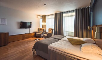 Minibaari, työpöytä, ilmainen Wi-Fi, vuodevaatteet