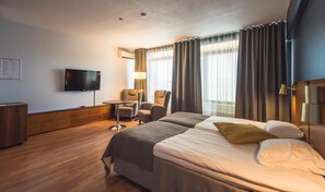 Minibar, meja kerja, Wi-Fi gratis, dan seprai linen