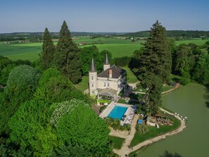 A large estate with a main building, a swimming pool, and a lake. - Château les Vallées (Tournon-Saint-Pierre)