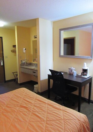 Free WiFi, bed sheets - Red Rock Inn (Sioux Falls)