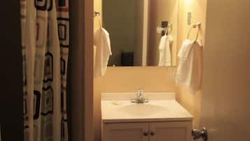 Basic Room, 1 Queen Bed | Bathroom | Towels