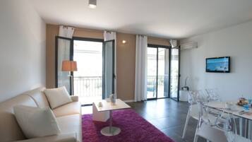 Íbúð - svalir (4 pax) | Stofa | Flatskjársjónvarp