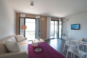 Apartment, Balkon (4 pax) | Wohnbereich | Flachbildfernseher