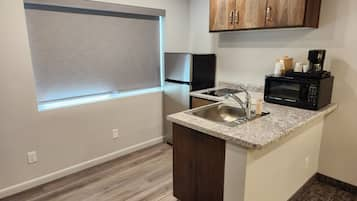 Studio, 1 Queen Bed, Allergy Friendly | Private kitchenette | Fridge, microwave, coffee/tea maker, toaster