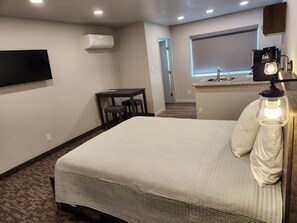 Studio, 1 Queen Bed, Allergy Friendly | Desk, laptop workspace, blackout curtains, iron/ironing board