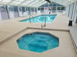 Una piscina techada, una piscina climatizada