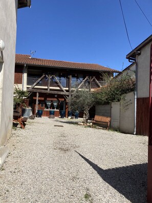 Front of property - The Resid For Calixte (Perouges)