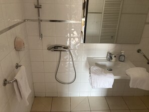 Free toiletries, hair dryer, towels - The Resid For Calixte (Perouges)