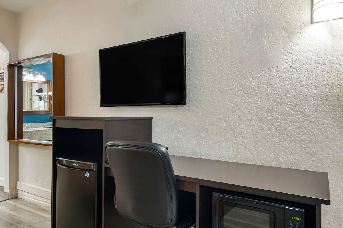 Standard Room, 1 King Bed, Non Smoking