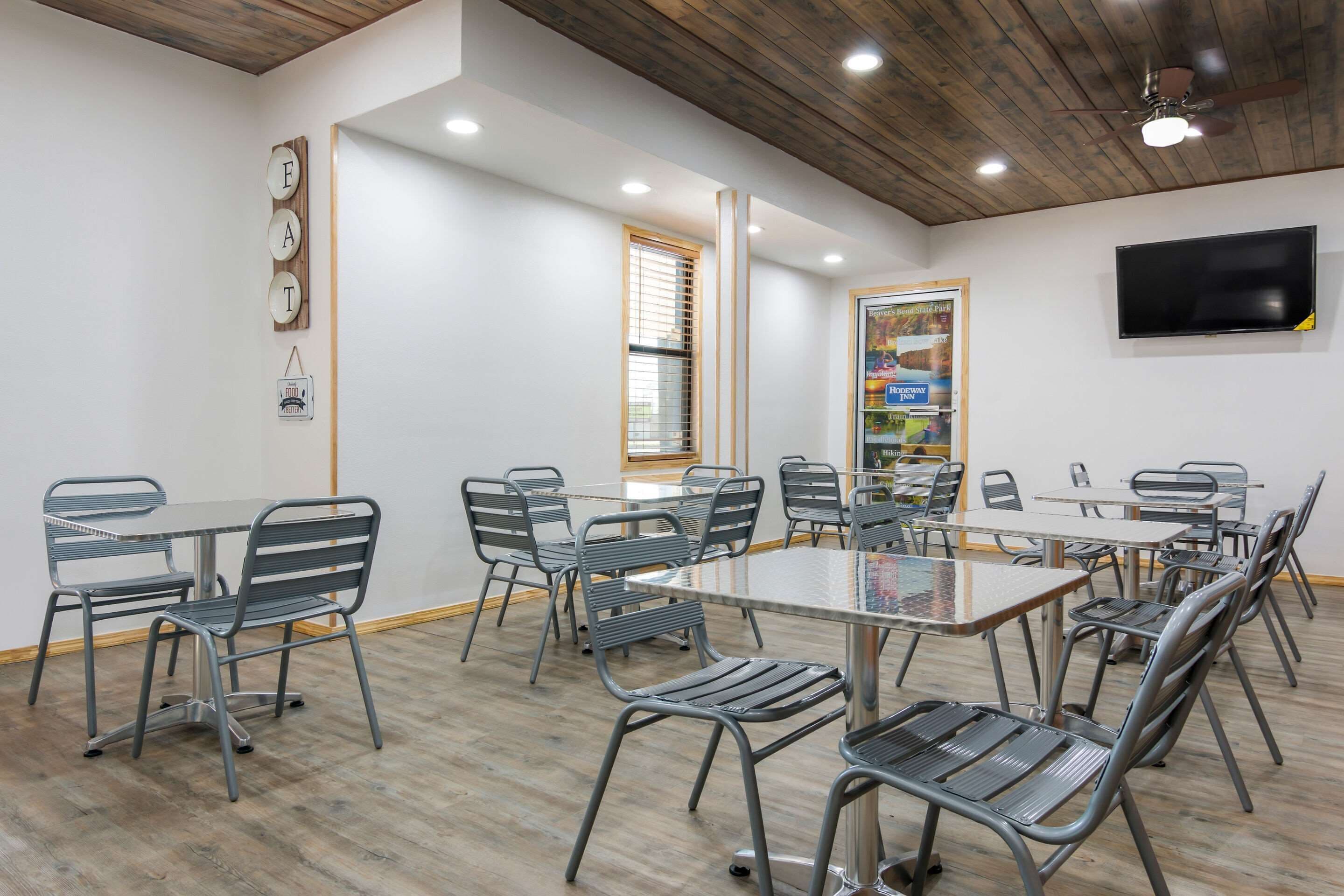 朝食 (コンチネンタル ブレックファスト)、毎日提供 (無料)