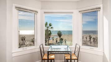 Studio, uitzicht op zee | Dineren op de kamer