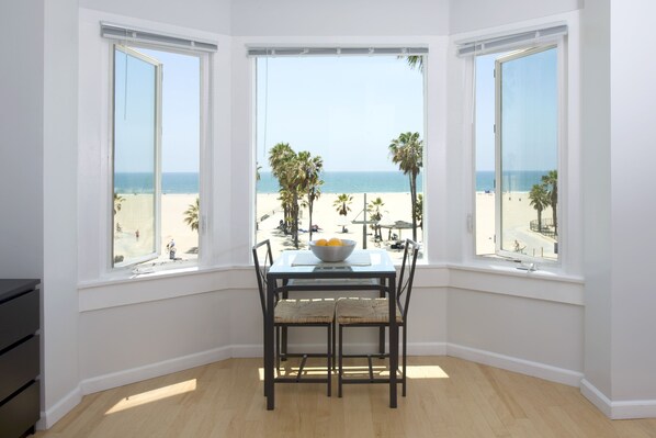 Caja de seguridad en la habitación y escritorio 