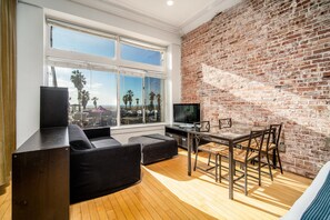 Large Oceanfront Studio | Living room