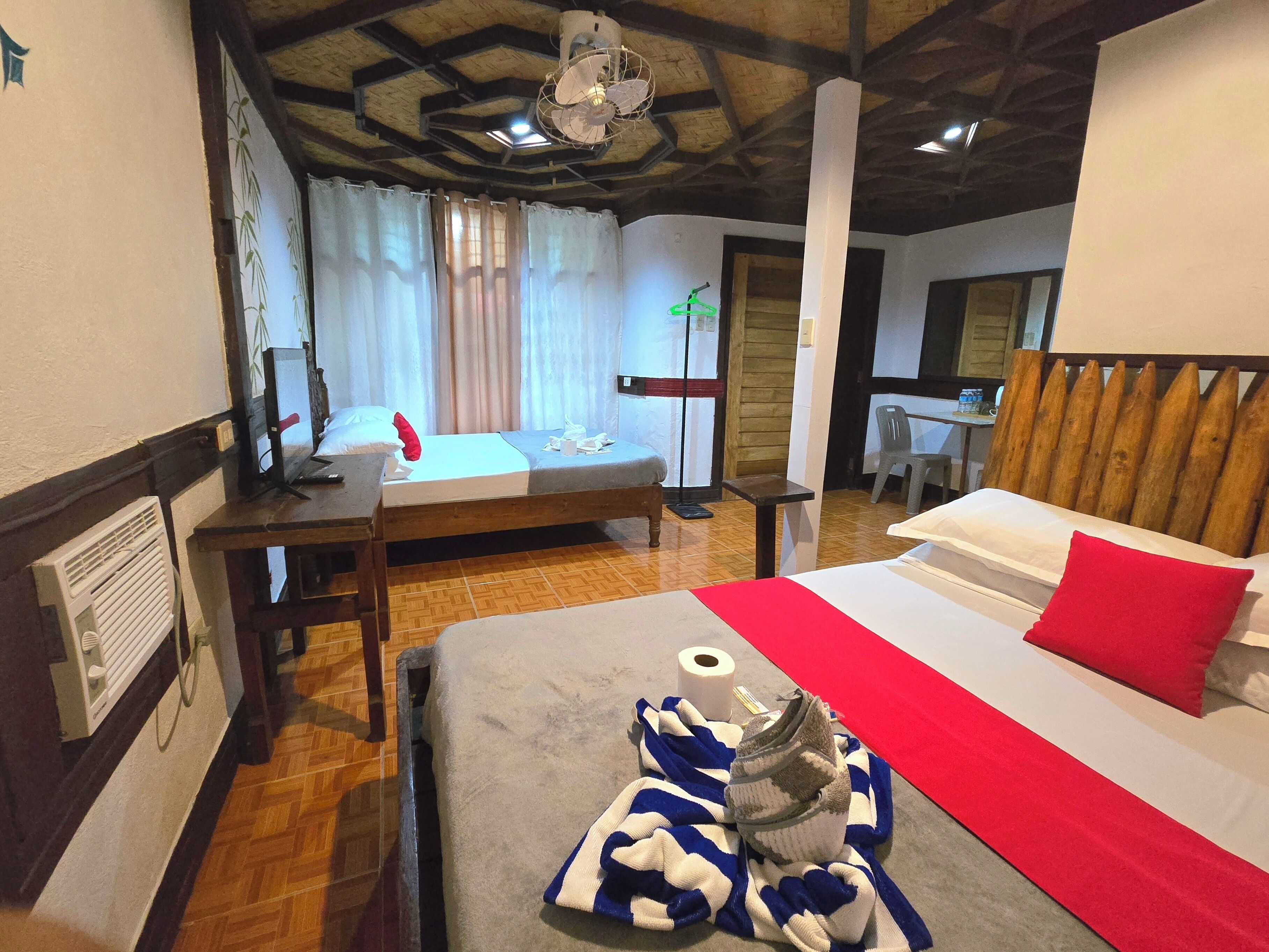 Quarto quádruplo família, varanda, vista para o jardim | Cofres nos quartos, individualmente decorados