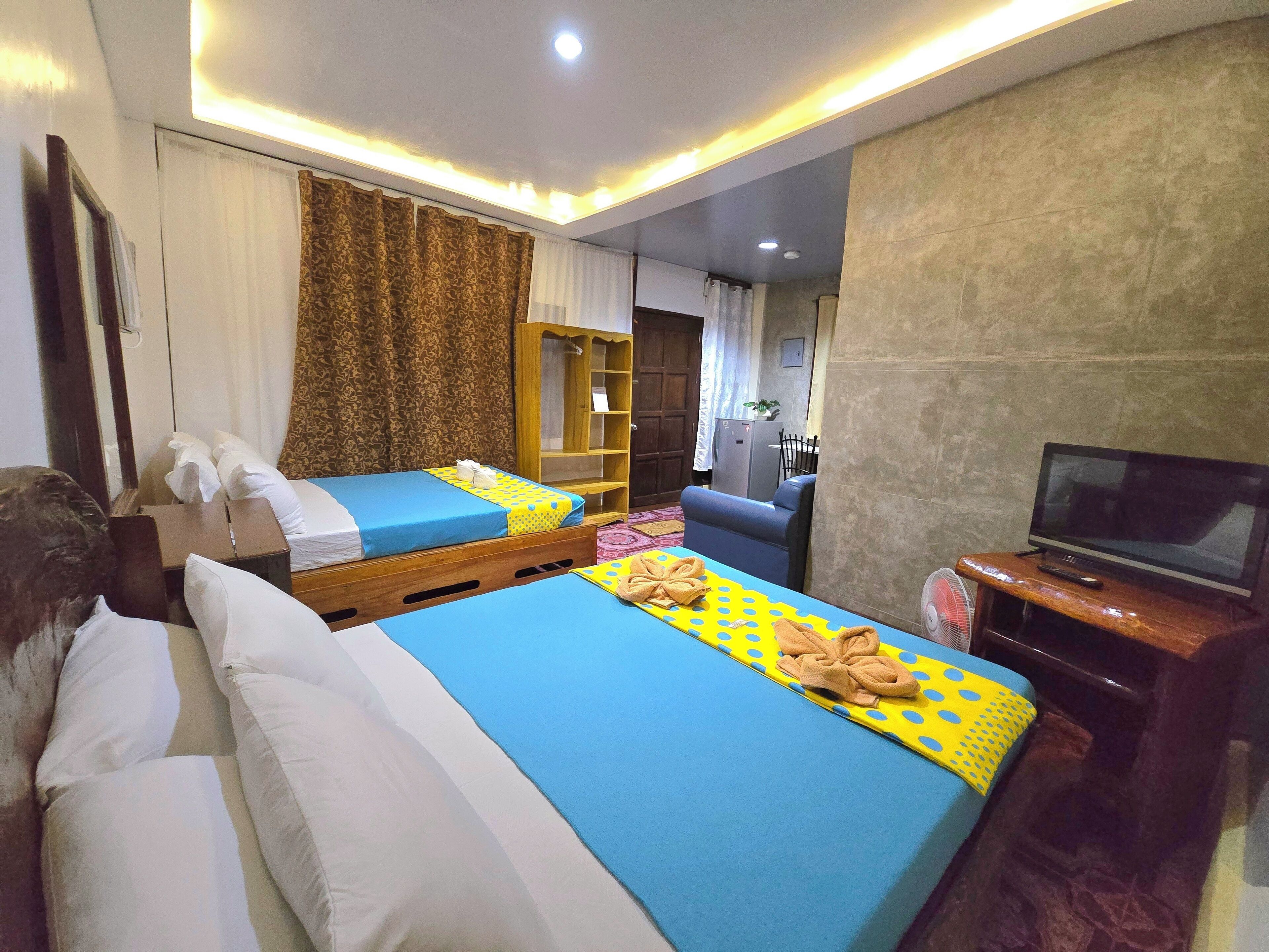 Quarto quádruplo superior, 2 camas de casal, varanda, vista para o mar | Cofres nos quartos, individualmente decorados