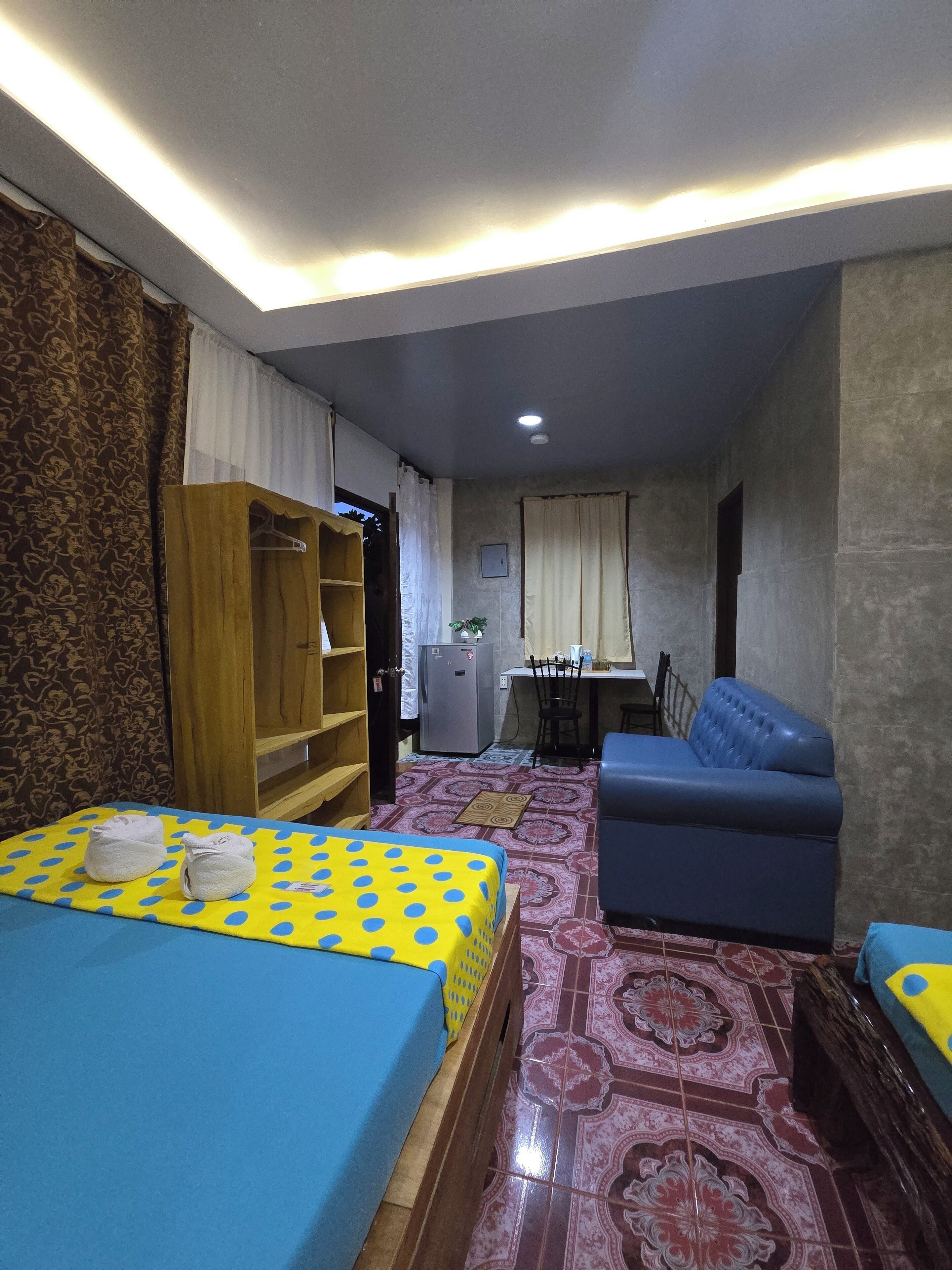 Superior-Vierbettzimmer, 2 Doppelbetten, Terrasse, Meerblick | Zimmersafe, individuell dekoriert, individuell eingerichtet