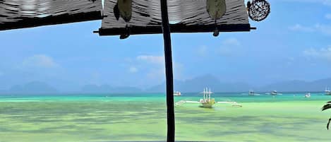 En la playa, sillas reclinables de playa