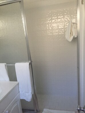 Shower - Southern Seas (Lauderdale-by-the-Sea)