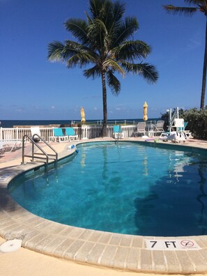 Outdoor pool - Southern Seas (Lauderdale-by-the-Sea)