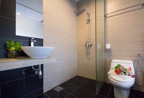 Bathroom shower - Chariton Hotel Ipoh (Ipoh)