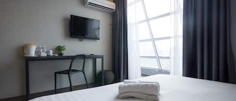 Standard Room, 1 King Bed | Desk, iron/ironing board, free WiFi