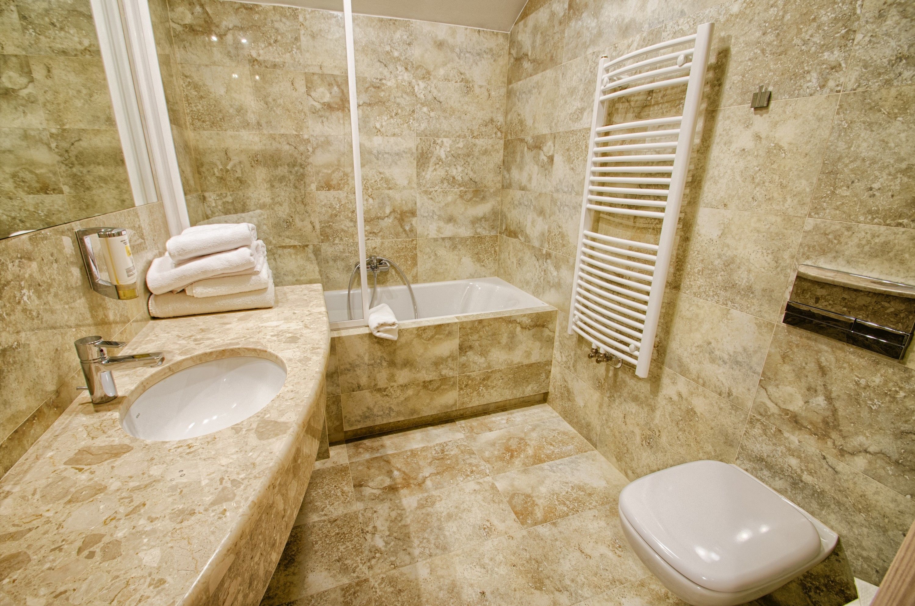 Une salle de bain avec un lavabo, une baignoire et des toilettes.
