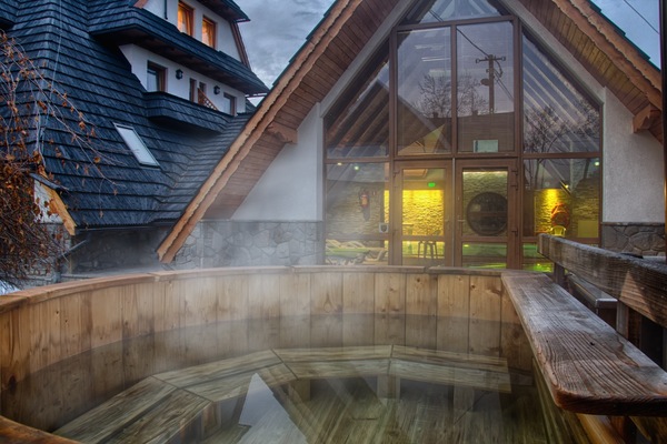 Outdoor spa tub