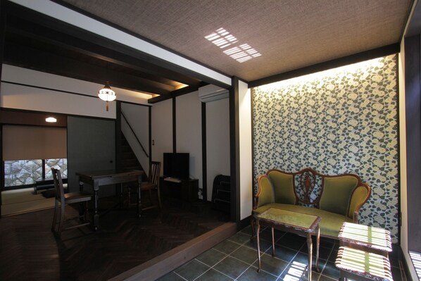 Lobby lounge