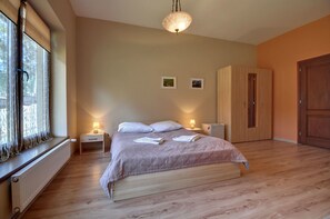 ห้องคลาสสิกสำหรับสี่ท่าน (201440050) | ผ้าปูที่นอนฝ้ายอียิปต์, ผ้านวมขนเป็ด, เปล/เตียงเด็กอ่อน (ฟรี), Wi-Fi ฟรี