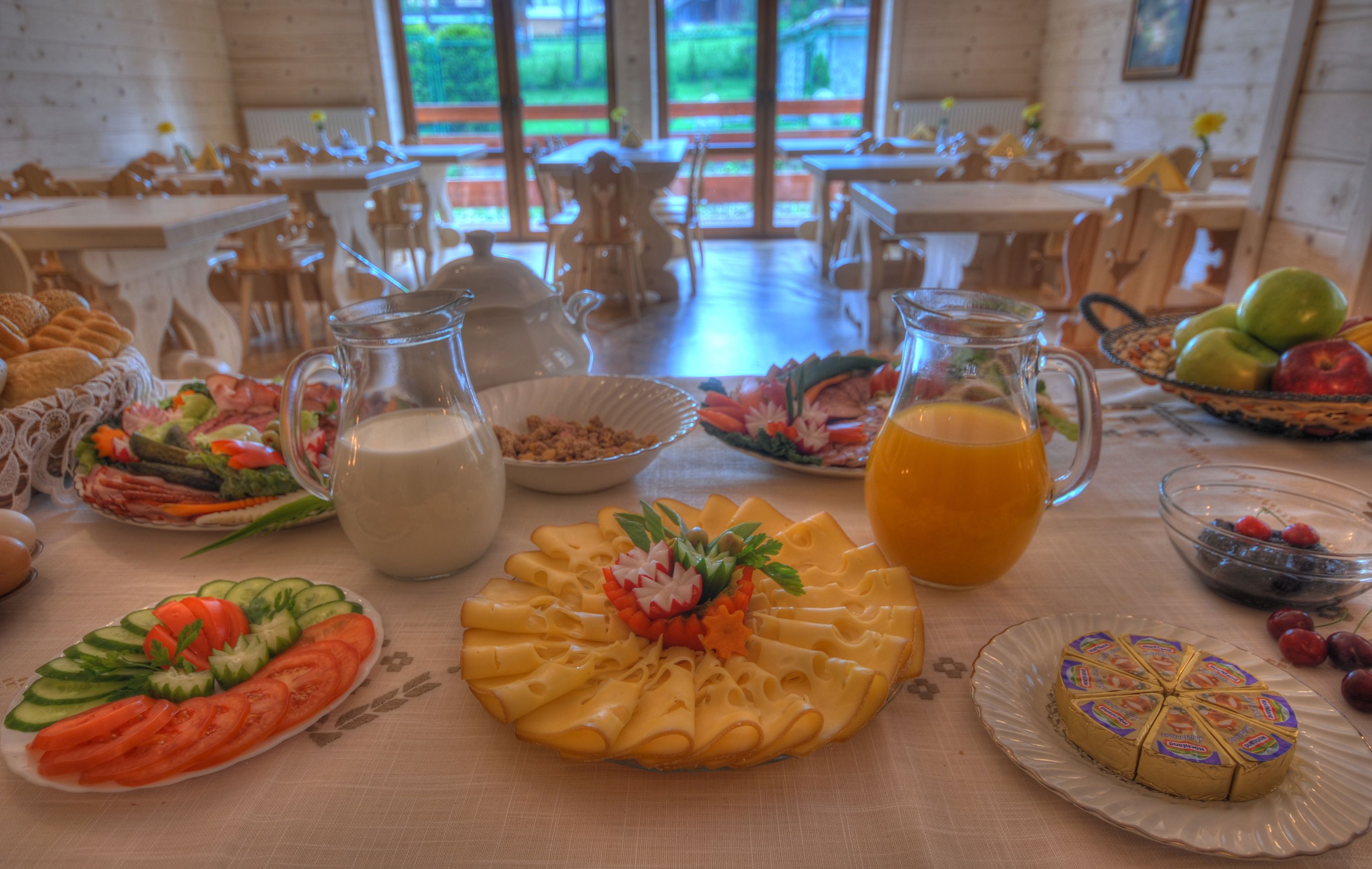 Daily buffet breakfast (PLN 20 per person)