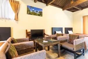 Cortinas blackout, tabla de planchar con plancha y wifi gratis 