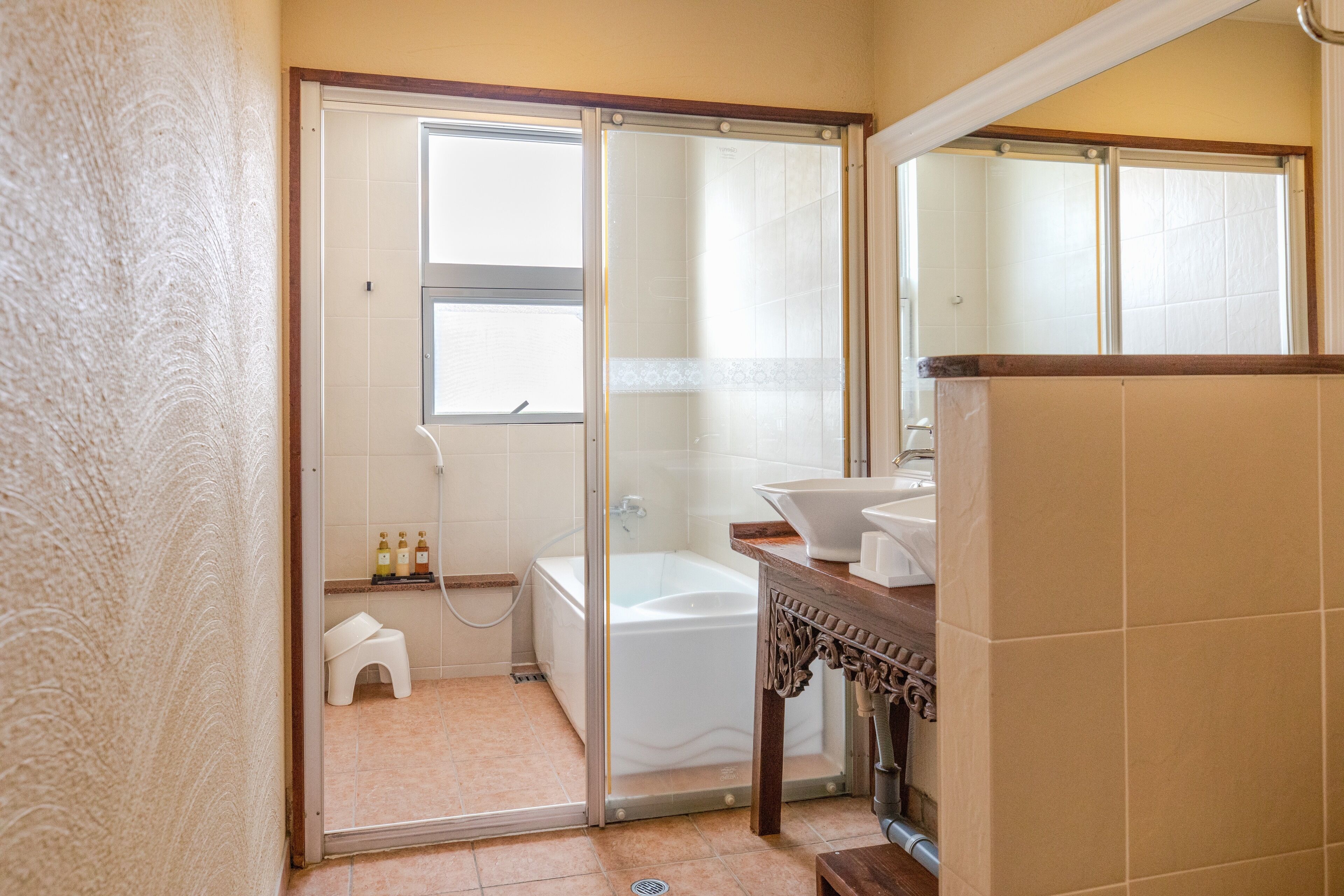 combined shower/bathtub, free toiletries, hair dryer, slippers