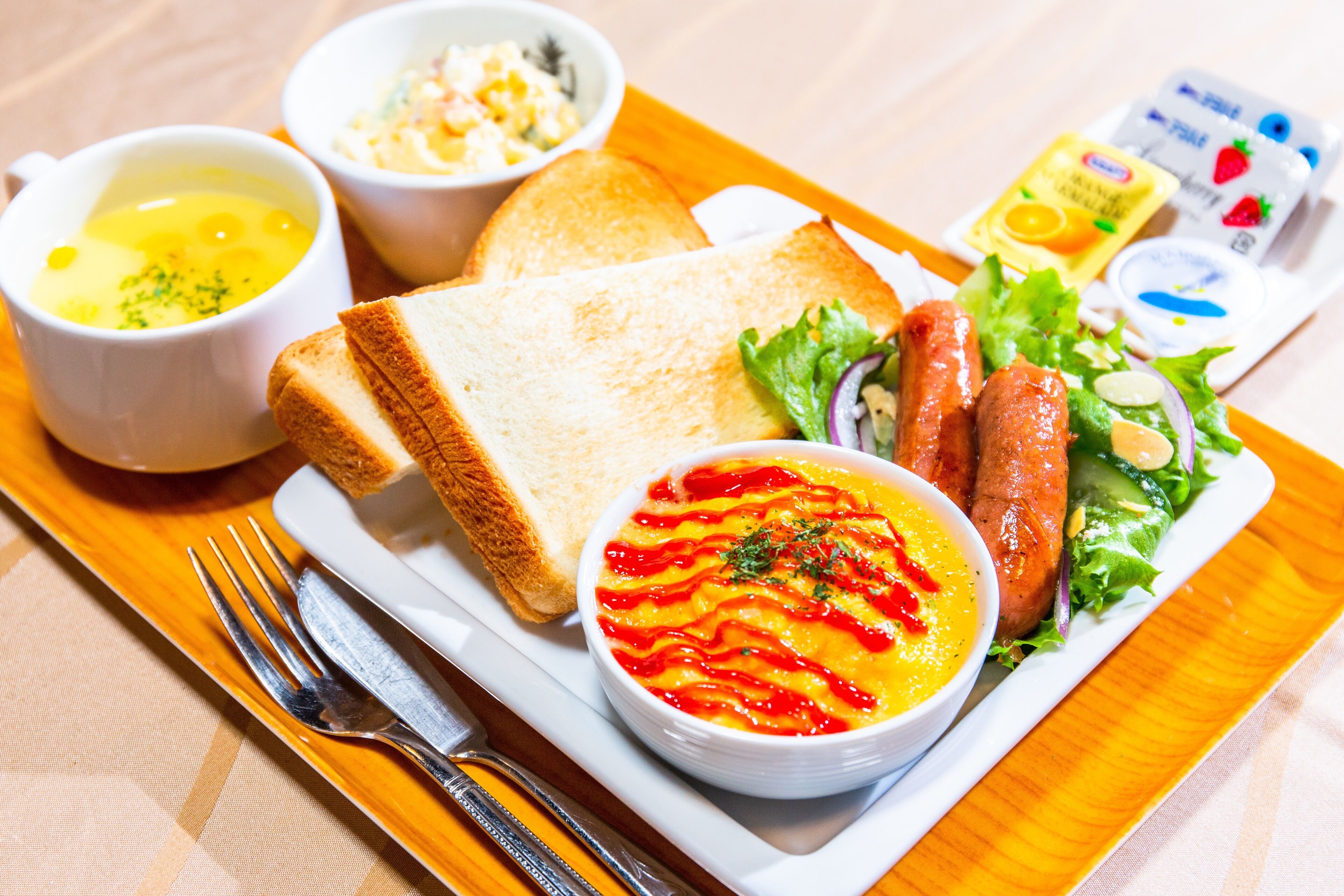 daily continental breakfast (jpy 700 per person)