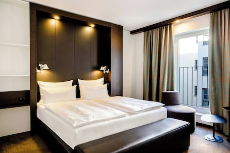 Sábanas de algodón egipcio, ropa de cama de alta calidad y escritorio . Motel One Leipzig-Augustusplatz