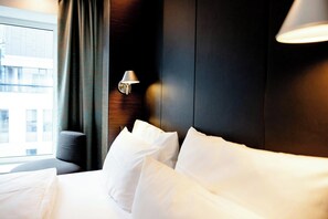 Room (The One) | Egyptian cotton sheets, premium bedding, desk, soundproofing - Motel One Leipzig - Augustusplatz (Leipzig)