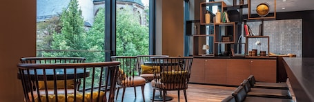 Bar (en la propiedad). Motel One Leipzig-Augustusplatz