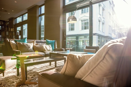 Bar (en la propiedad). Motel One Leipzig - Augustusplatz