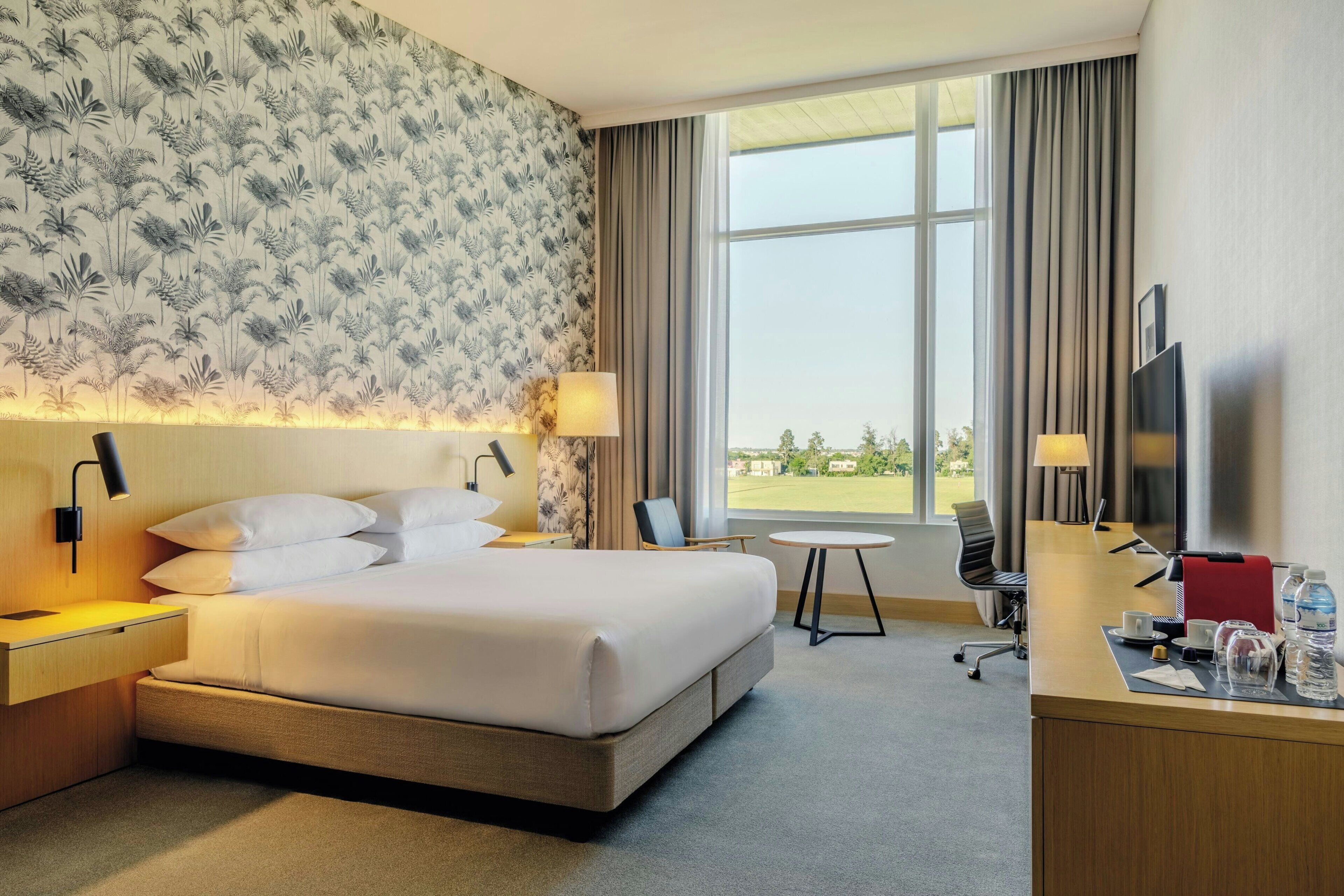 Minibar, caja de seguridad en la habitación y escritorio 