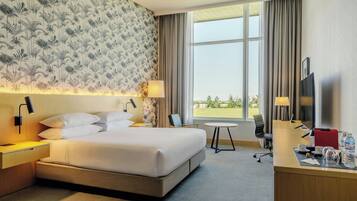 Minibar, caja de seguridad en la habitación y escritorio