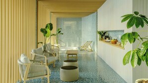 Een modern interieur met een zithoek, een kleine tafel en een badkuip.