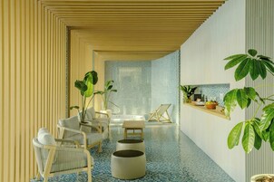Um interior moderno com área de estar, uma mesa pequena e uma banheira.