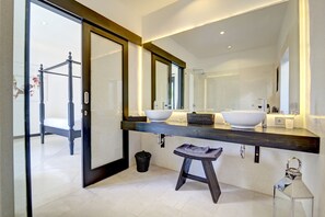 Villa, 2 habitaciones, alberca privada | Lavabo en el baño