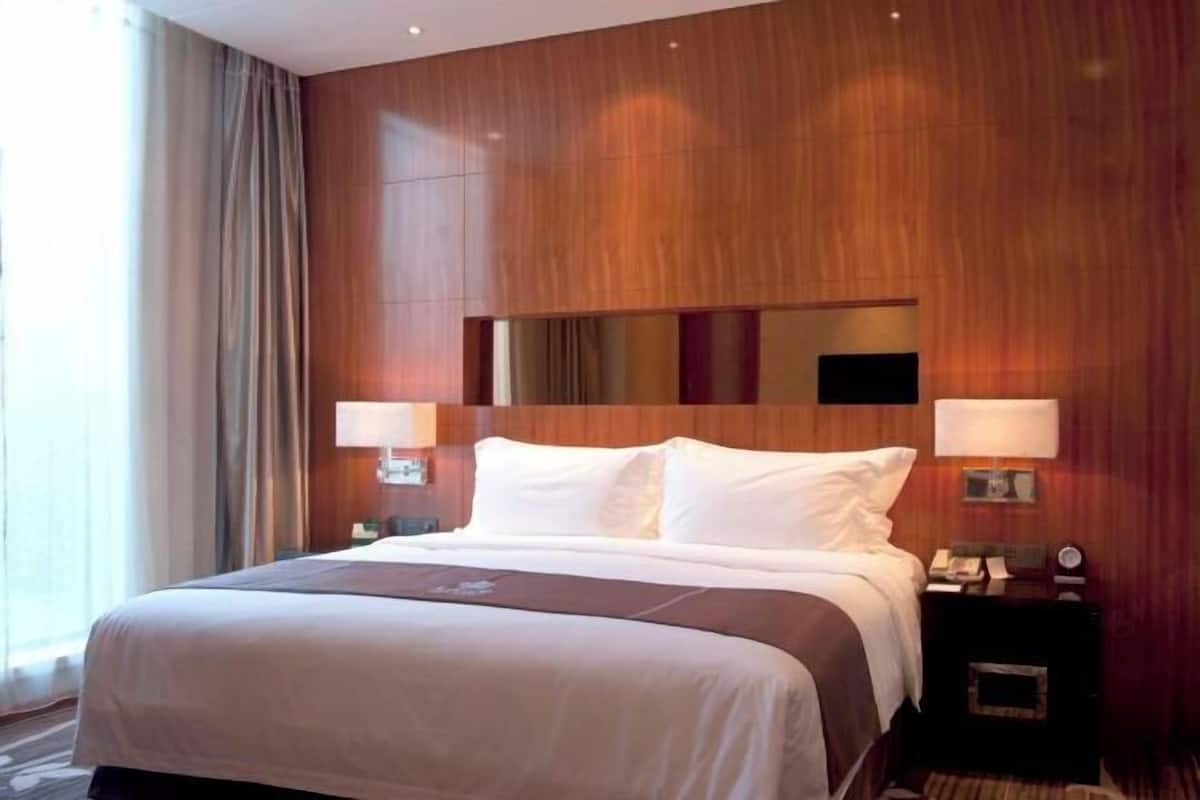 Minibar, caja de seguridad en la habitación y despertador