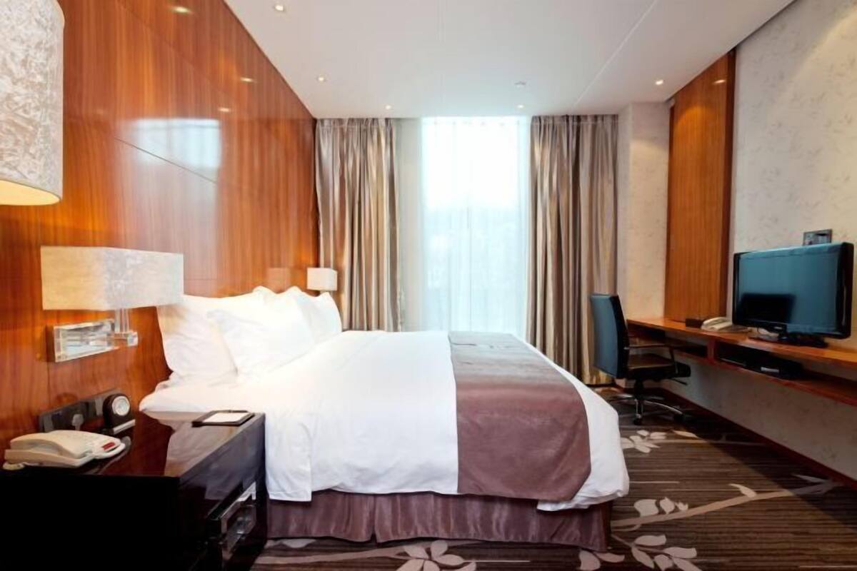 Minibar, caja de seguridad en la habitación y despertador