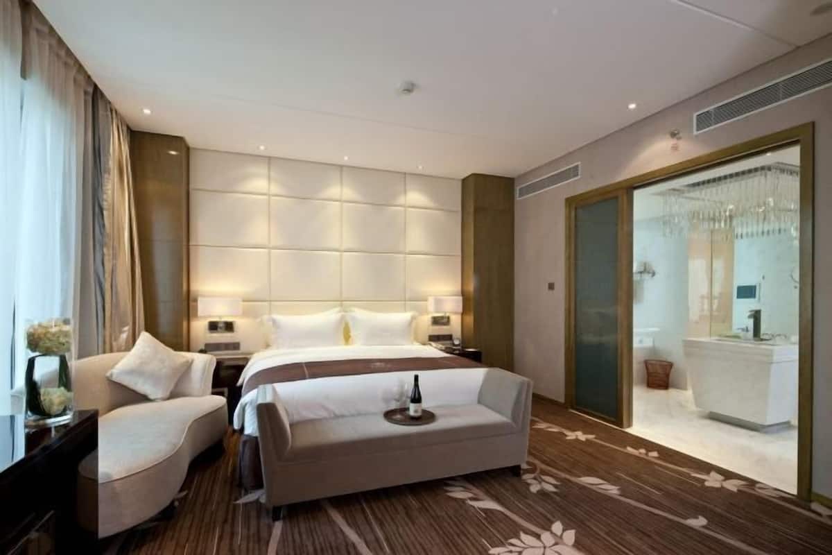 Minibar, caja de seguridad en la habitación y despertador